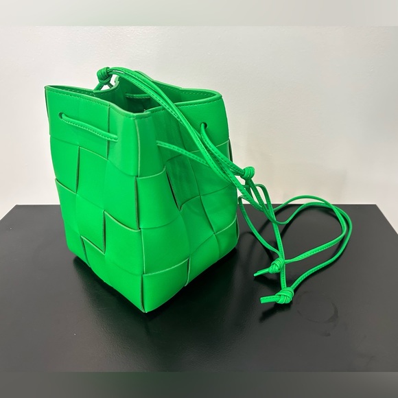 <SOLD> Bottega Veneta Small Green Cassette Bucket Bag - Picture 3 of 9